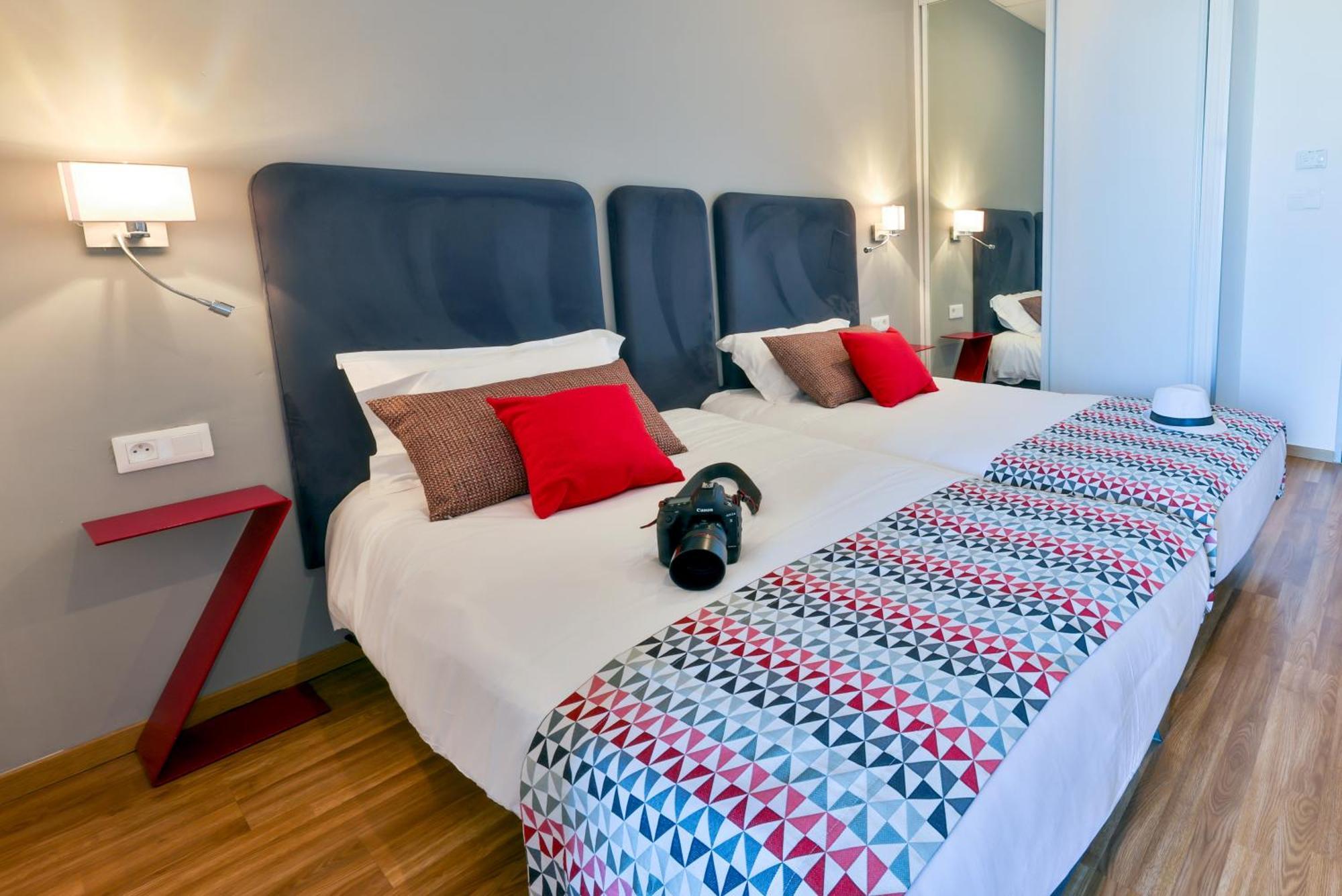 Hotel Mediterranee Калви Екстериор снимка