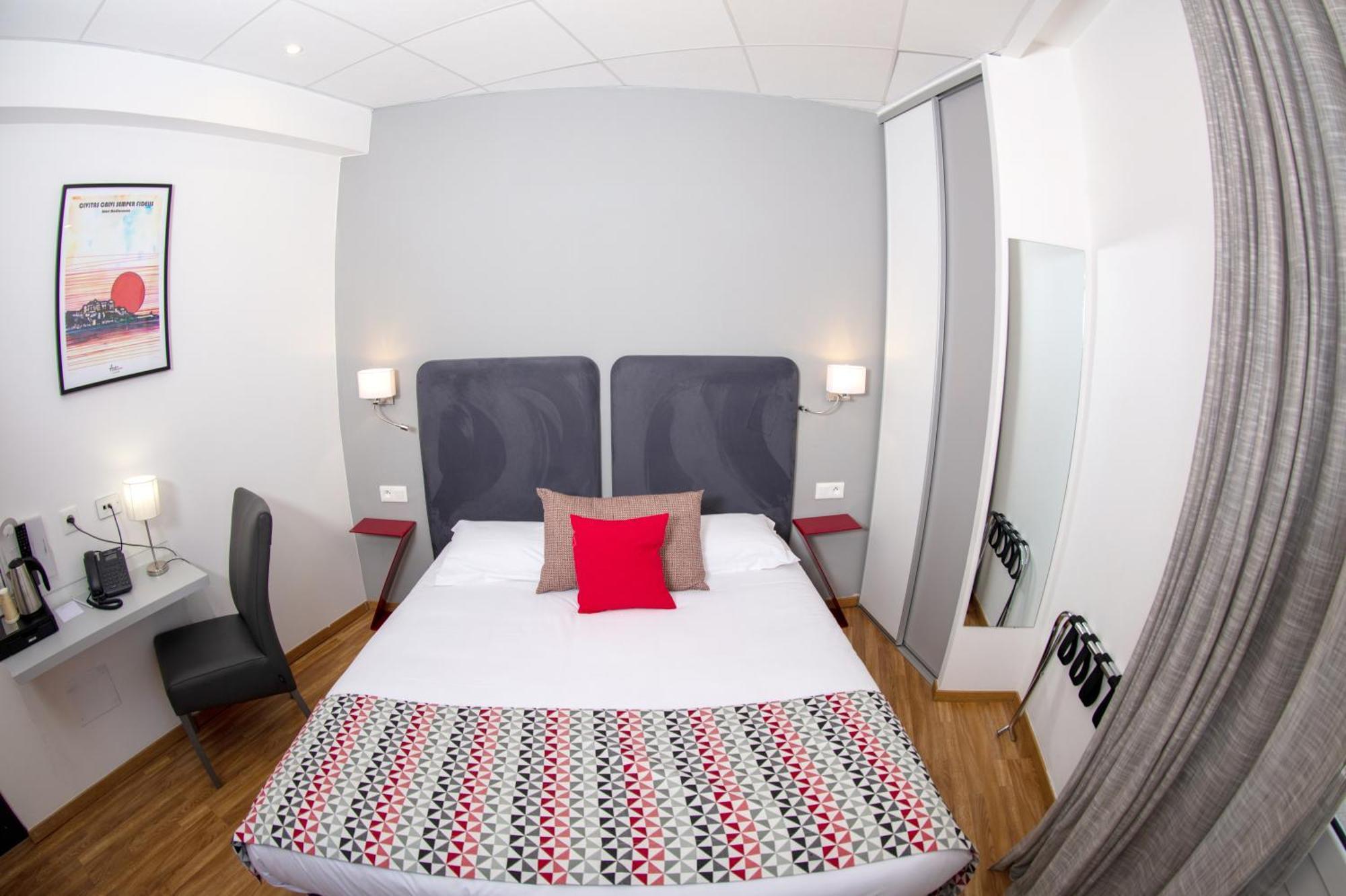Hotel Mediterranee Калви Екстериор снимка