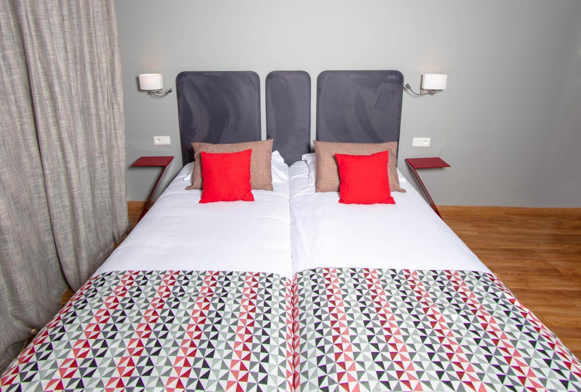 Hotel Mediterranee Калви Екстериор снимка