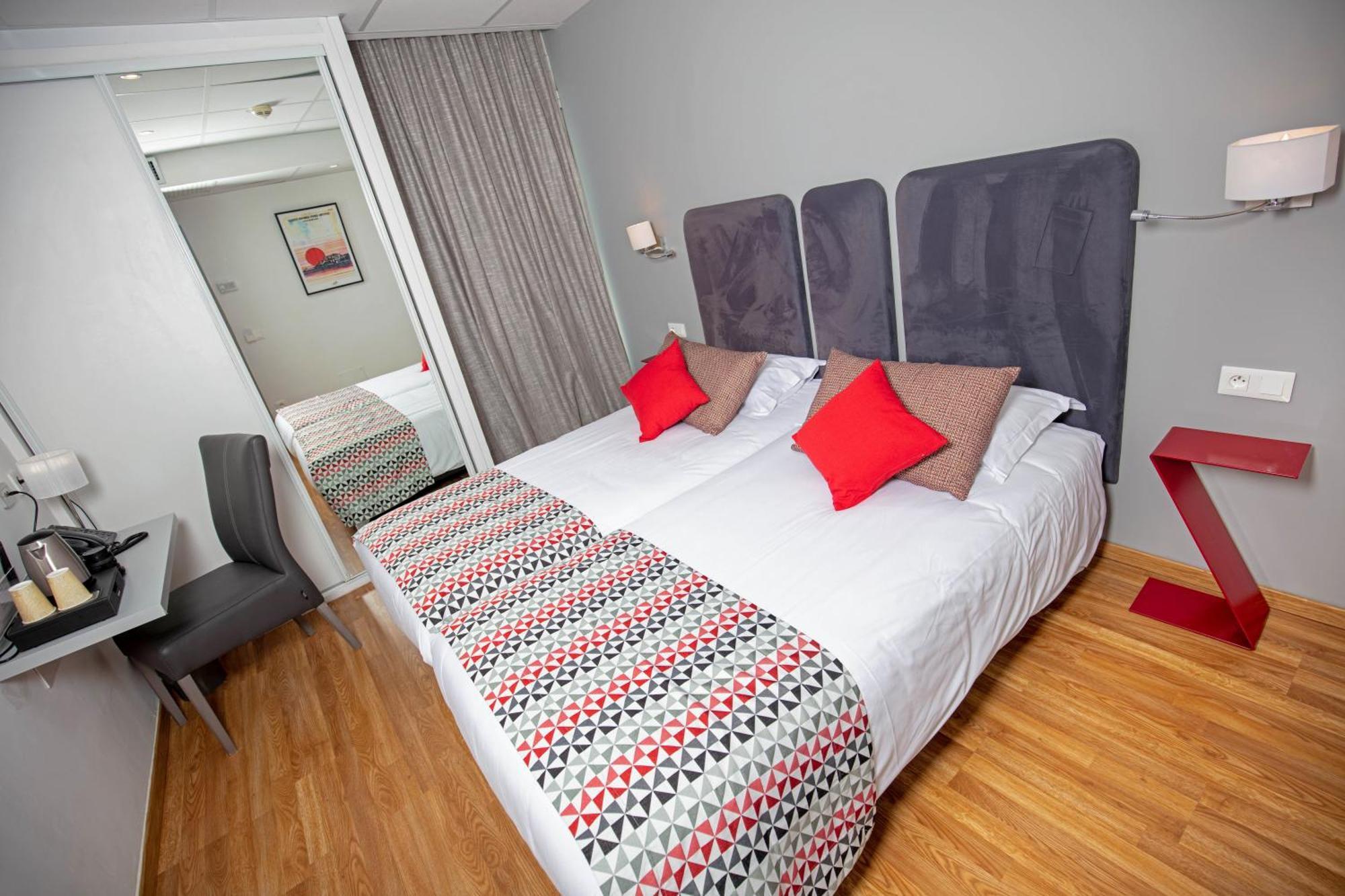 Hotel Mediterranee Калви Екстериор снимка
