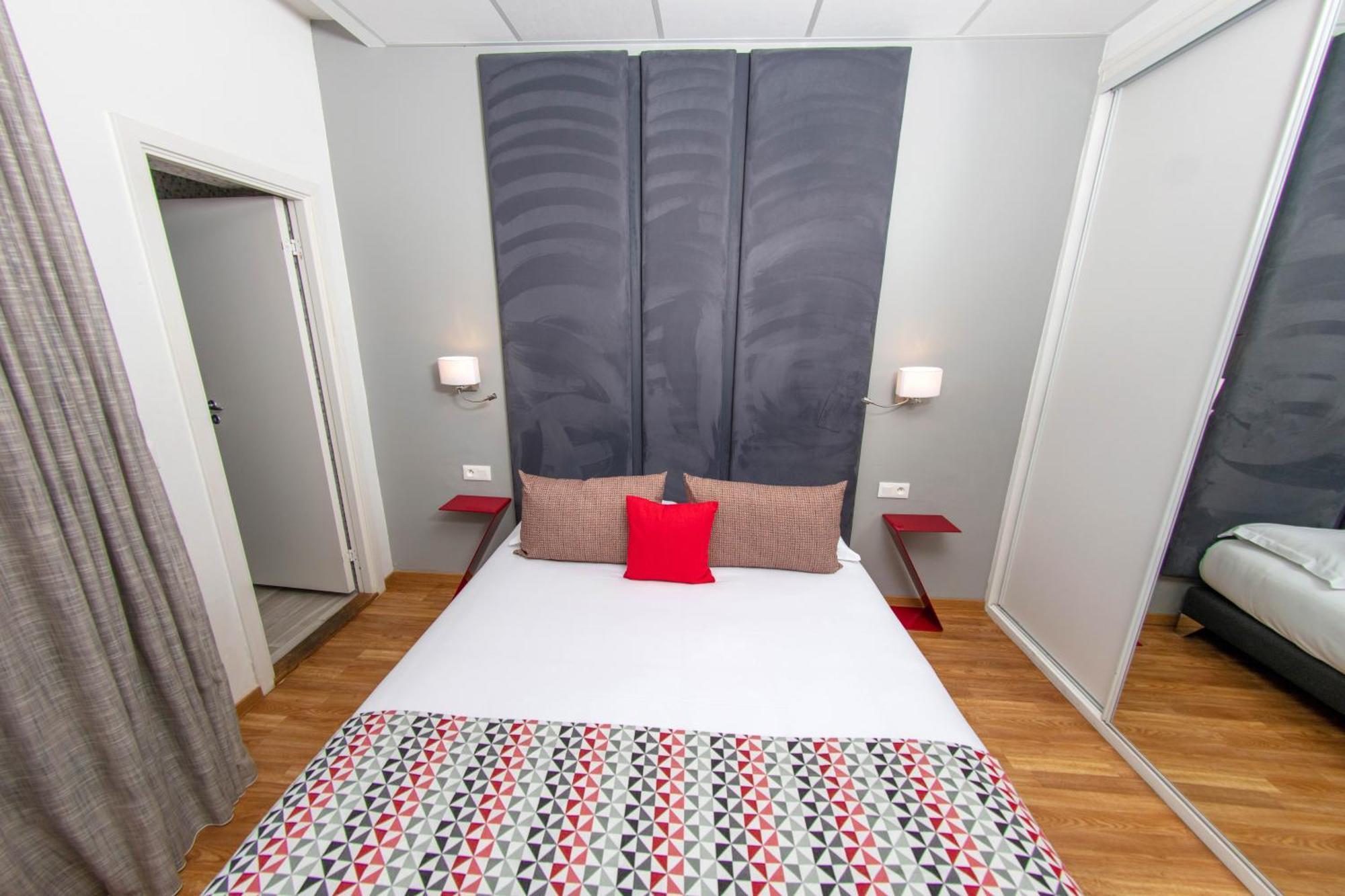 Hotel Mediterranee Калви Екстериор снимка