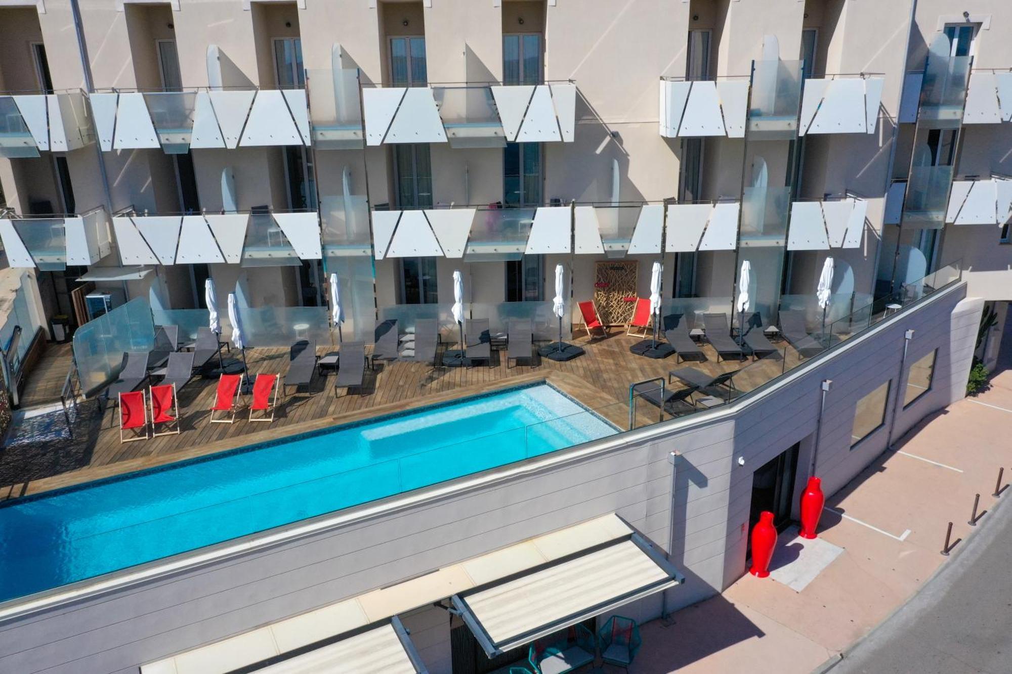 Hotel Mediterranee Калви Екстериор снимка