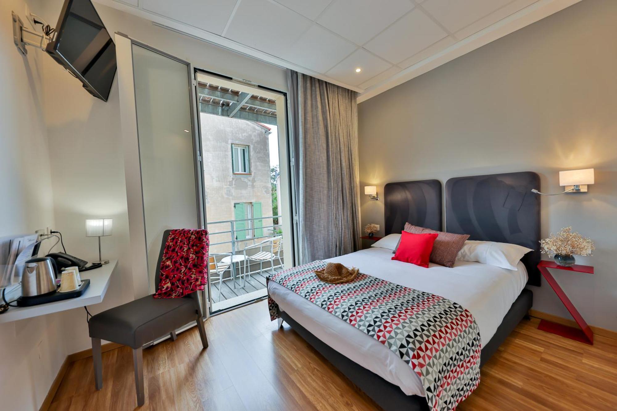 Hotel Mediterranee Калви Екстериор снимка