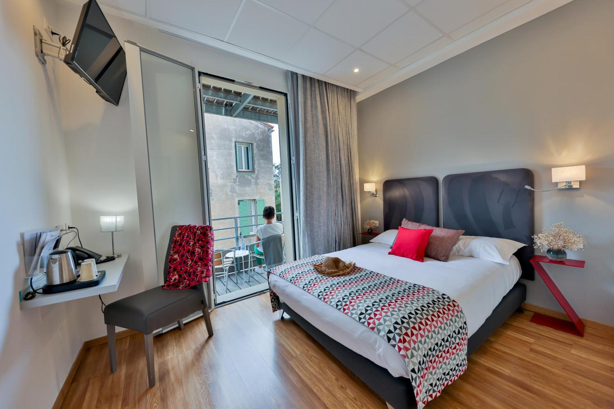 Hotel Mediterranee Калви Екстериор снимка
