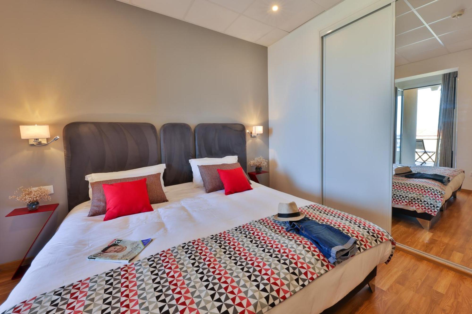 Hotel Mediterranee Калви Екстериор снимка