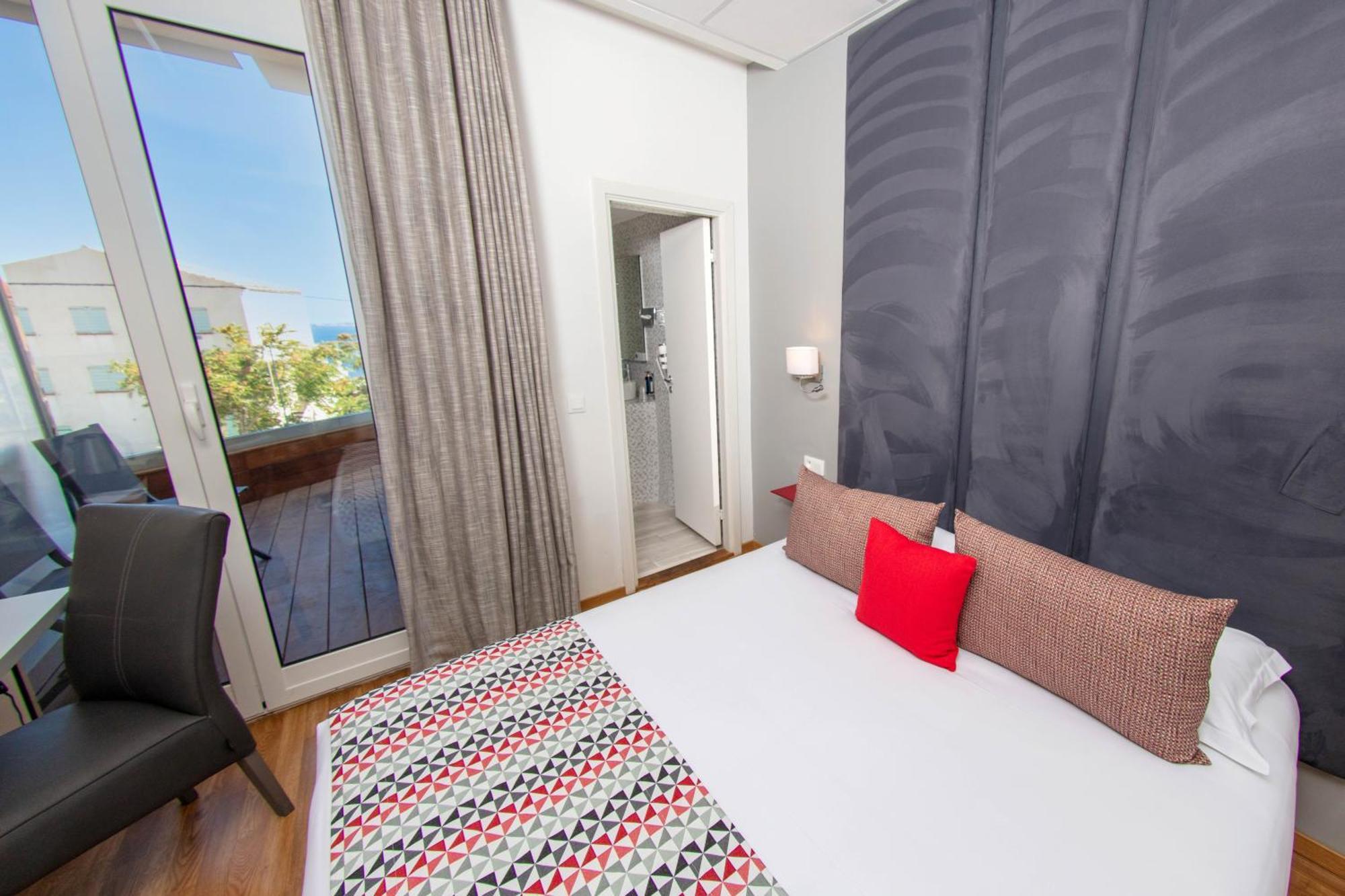 Hotel Mediterranee Калви Екстериор снимка